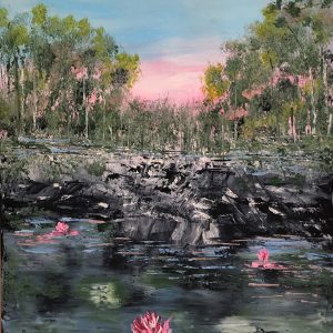 ציור שמן של נופרים ורודים באגם עם עצים ברקע