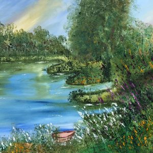 ציור שמן של נוף אגם פסטורלי עם סירת עץ קטנה ופרחי בר ססגוניים