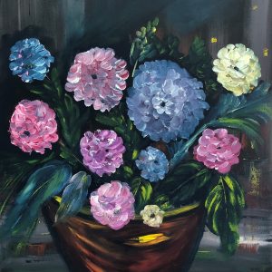 ציור שמן מקורי של זר פרחים בגווני סגול ורוד וכחול באגרטל על רקע כהה