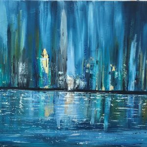 ציור שמן מופשט של עיר משתקפת במים בגווני כחול עמוק, טורקיז ונגיעות זהב