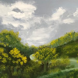 ציור שמן נוף מעונן עם גבעות ירוקות ופריחה צהובה על רקע שמיים אפורים