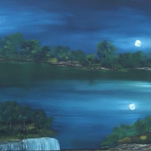 ציור שמן של נוף לילי עם אגם, ירח מלא והשתקפות על המים, מוקף בעצים ומפל קטן בחזית