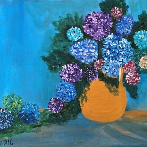 ציור אקריליק של זר פרחי הורטנזיה כחולים וסגולים באגרטל צהוב-חרדל