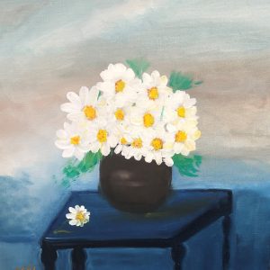 ציור שמן של זר פרחי מרגניות לבנות באגרטל מונח על שולחן כחול