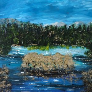 ציור נוף שמן על קנבס המציג אגם כחול, ירוק עד והרים ברקע