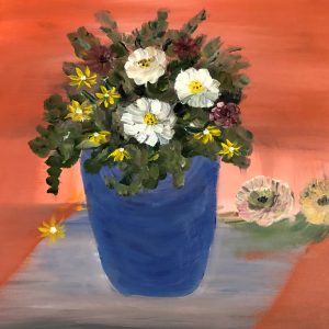 ציור שמן של פרחים לבנים וצהובים בתוך אגרטל כחול על רקע חמרה כתום