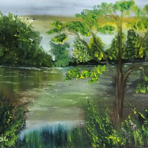 ציור שמן של אגם פסטורלי מוקף עצים ירוקים עבותים וציפור במעופה תחת שמיים מעוננים
