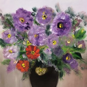 ציור שמן של זר פרחים סגולים ואדומים באגרטל על רקע בהיר