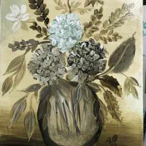 ציור שמן של פרחי הורטנזיה ותפרחות לבנות באגרטל זכוכית על רקע אדמתי