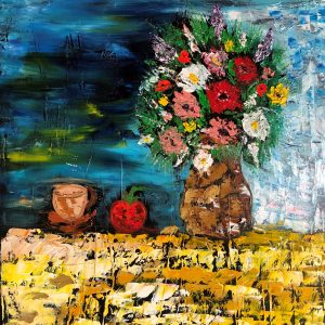 ציור שמן עשיר בטקסטורות של זר פרחים באגרטל עם תפוח וכוס קפה על רקע כחול עמוק