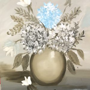 ציור שמן של פרחי הורטנזיה באגרטל, עם פרח תכלת מרכזי בולט על רקע גווני קרם