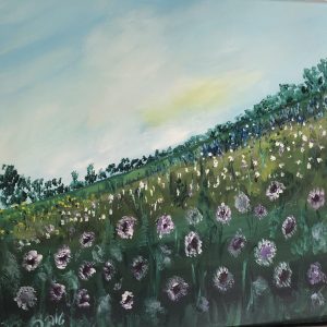 ציור שמן על קנבס של שדה פרחים סגולים ולבנים על מדרון גבעה ירוקה