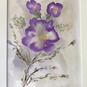 ציור אקריליק עדין של פרחים סגולים על נייר מאת טובה גלריה