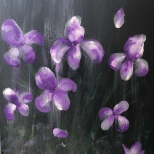 ציור אקריליק של אירוסים סגולים על רקע שחור דרמטי