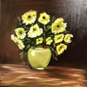 ציור שמן של חרציות צהובות באגרטל ירקרק על רקע כהה