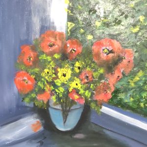 ציור שמן של זר פרחים אדומים וצהובים באגרטל תכלת על אדן החלון