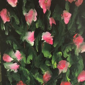 ציור אבסטרקט של פרחי קמיליה ורודים ואדומים על רקע שחור ועלים ירוקים