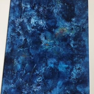 ציור אבסטרקט בכחול שמן המציג עומק, תנועה וטקסטורות עשירות