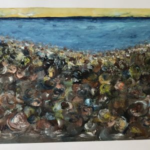 ציור שמן אבסטרקטי המציג חוף ים עמוס בצדפים וחלוקי נחל מול ים כחול רגוע