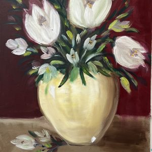 ציור שמן של טוליפים לבנים באגרטל מונח על שולחן עם רקע בורדו