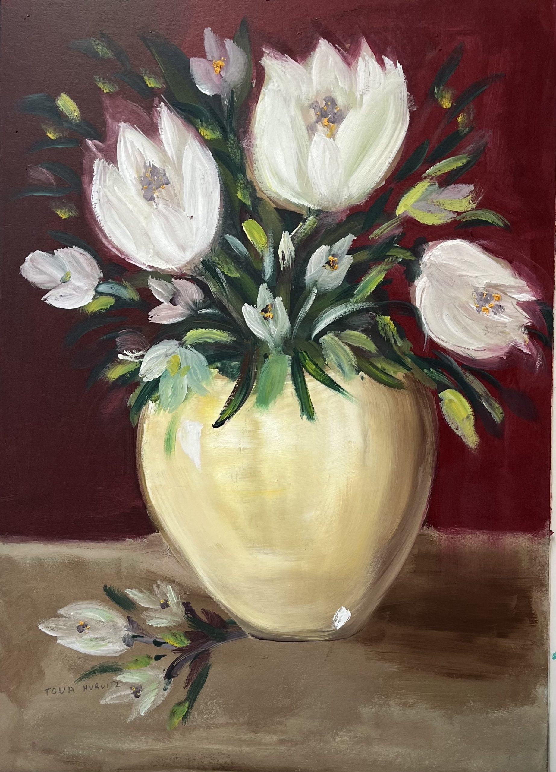 ציור שמן של טוליפים לבנים באגרטל מונח על שולחן עם רקע בורדו